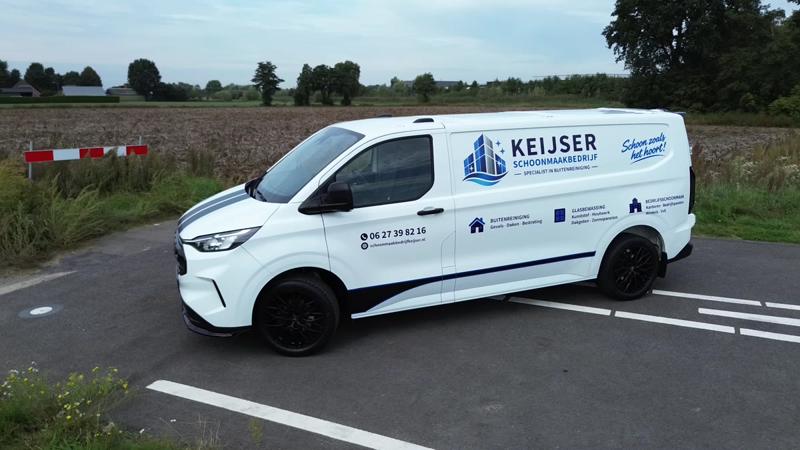 Bedrijfsbus van Schoonmaakbedrijf Keijser van bovenaf