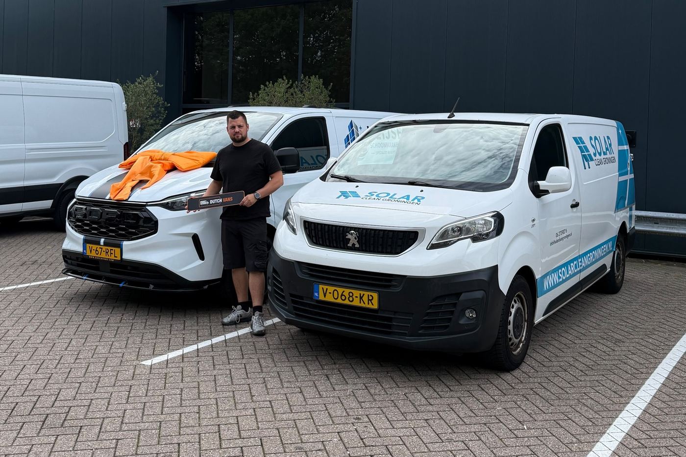 Ferdinand Keijser bij de nieuwe bus van Schoonmaakbedrijf Keijser en de oude bus van Solar Clean Groningen