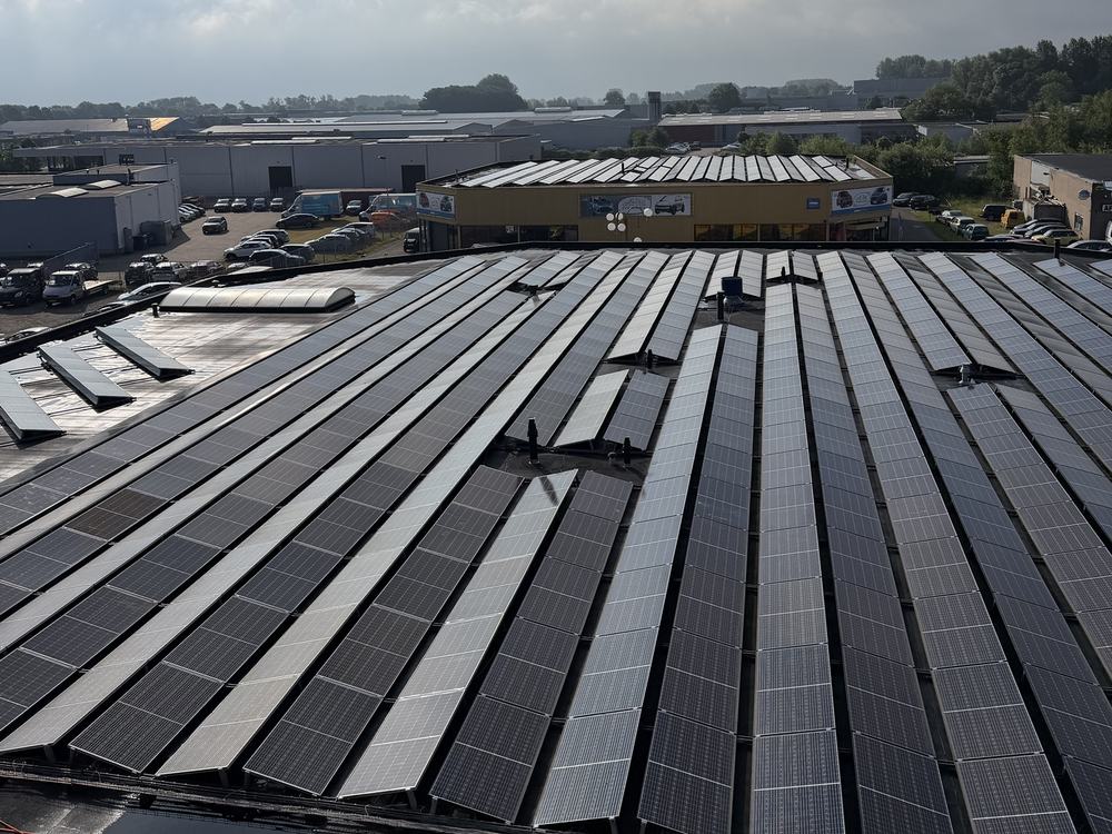 Een groot zakelijk dak met zonnepanelen, na het reinigen