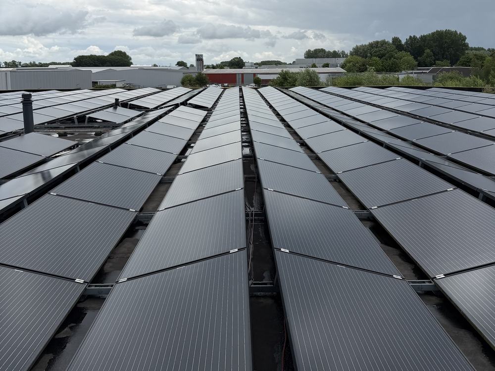 Zonnepanelen op een groot bedrijfsdak
