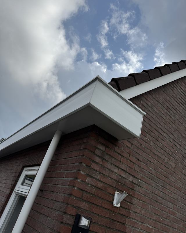 Na: Hoek van een kunststof dakgoot