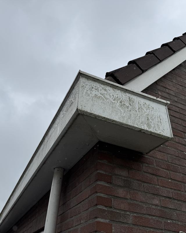 Voor: Hoek van een kunststof dakgoot