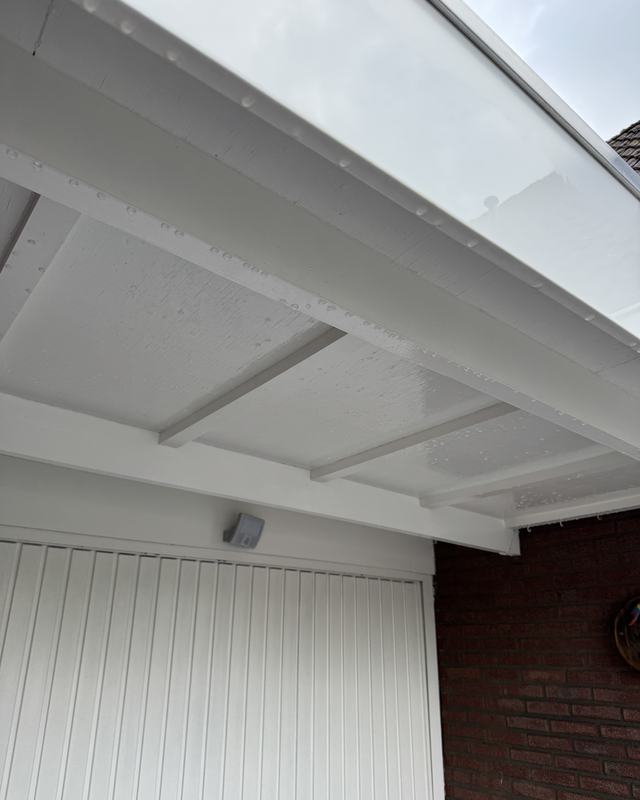 Na: Overstek boven de garage