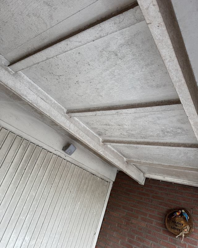 Voor: Overstek boven de garage