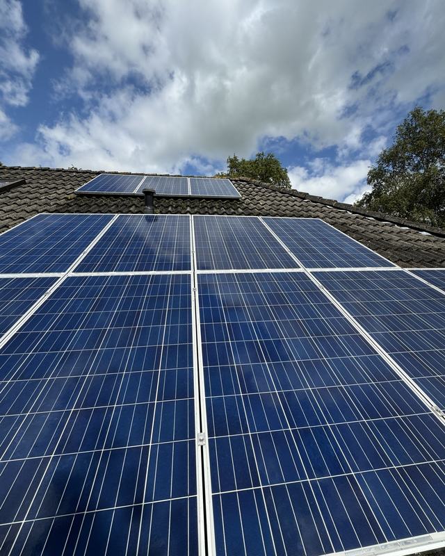 Na: Zonnepanelen gereinigd