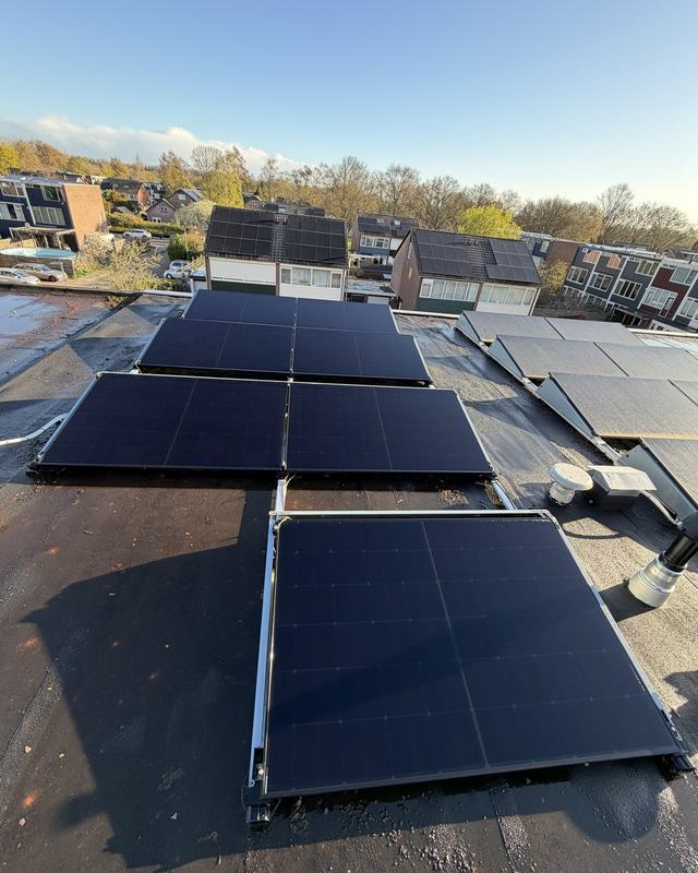 Na: Zonnepanelen op een plat dak